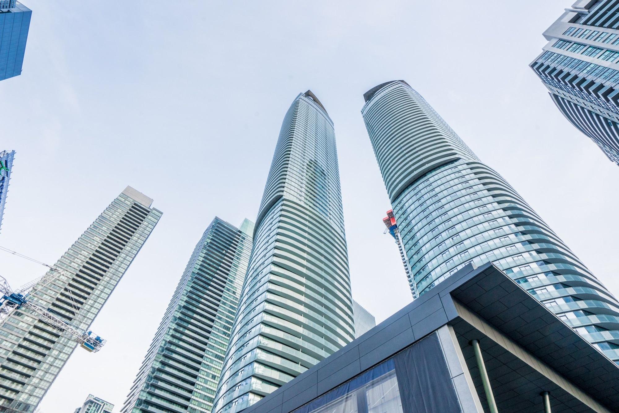 Aaira Suites At 1 York St Toronto Exterior photo